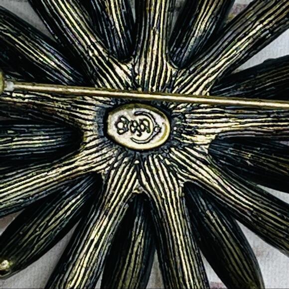 Starburst rhinestone brooch - Picture 6 of 7